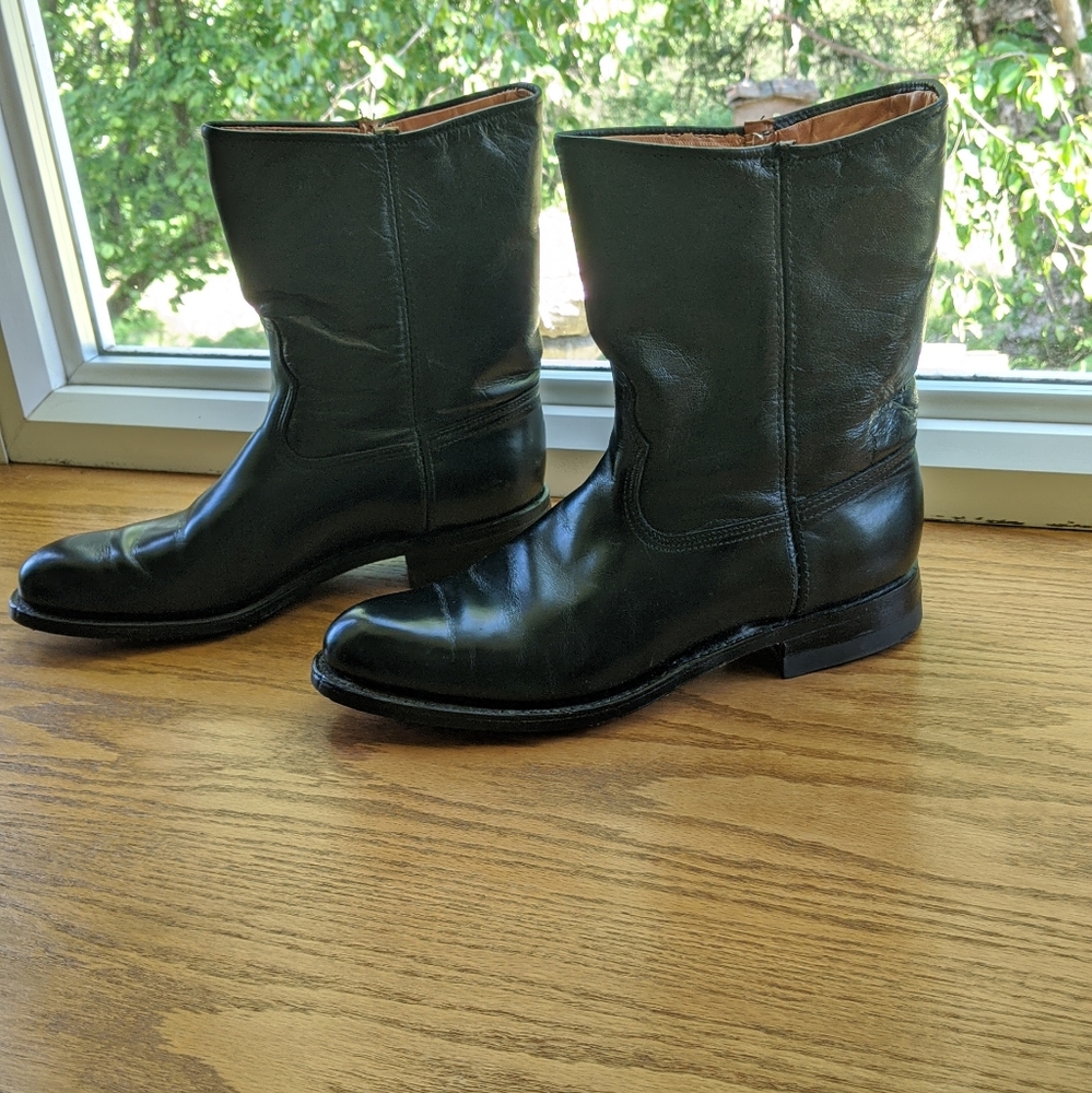 Boots  Men's Black low heel boot size 9 D - Picture 4 of 9